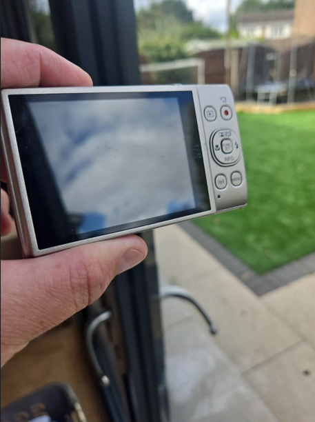 Stunning New Boxed Canon IXUS 285 HS Compact Digital Camera, 20.2 MP - Silver