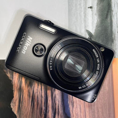 Rare Nikon Coolpix s6900 | 16 megapixel flip screen digital camera