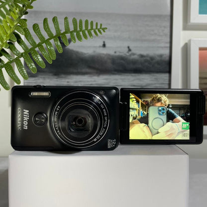 Rare Nikon Coolpix s6900 | 16 megapixel flip screen digital camera